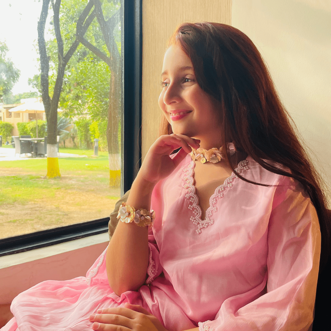 Golden Choker for girls – luxury ethnic daywear for brunch events in Delhi and Mumbai UAE